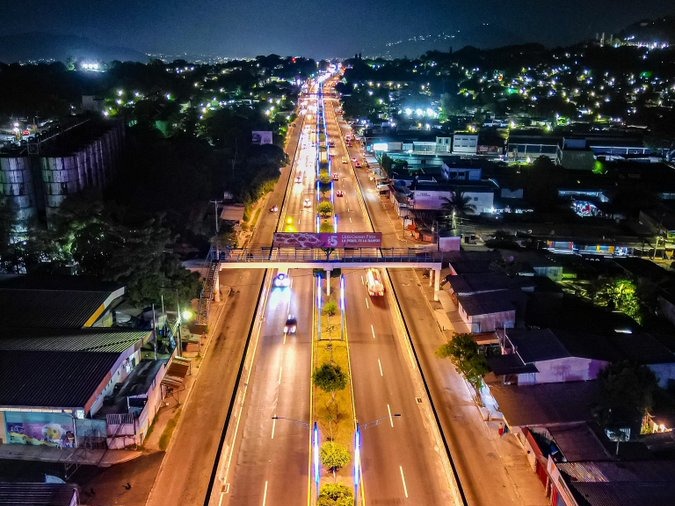 El tramo iluminado busca mejorar la visibilidad para conductores y peatones. Foto: MOP