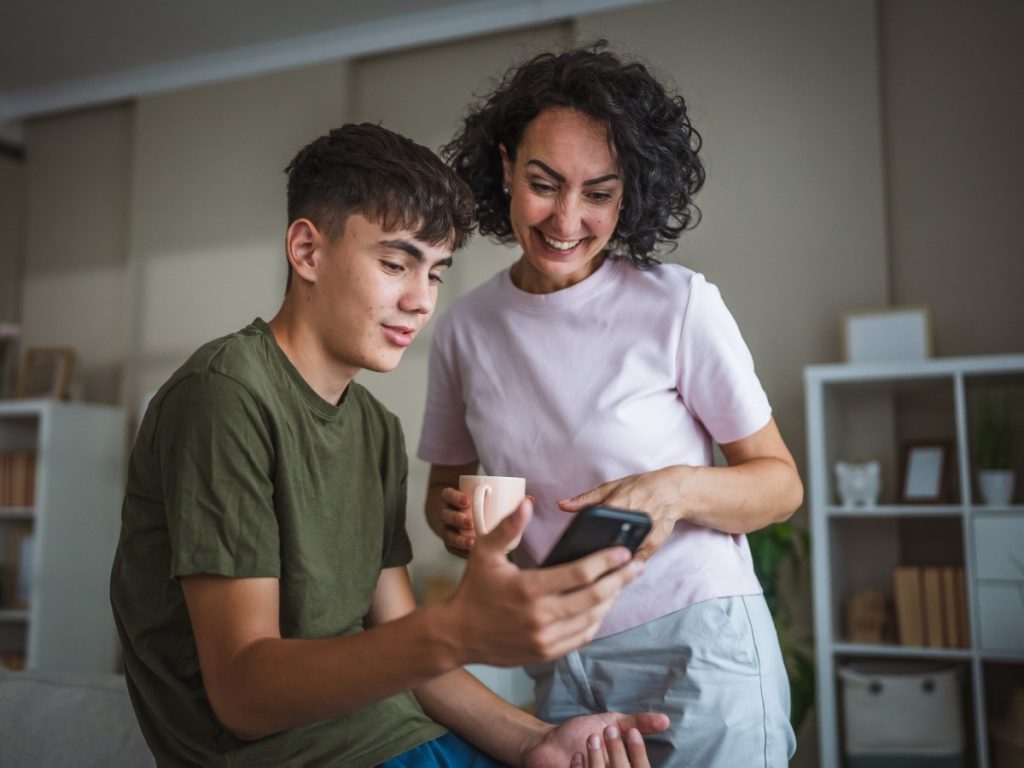 Acompañar el uso del celular con diálogo y límites claros ayuda a construir hábitos digitales más saludables en adolescentes.