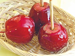 Las manzanas caramelizadas combinan fruta fresca con una cubierta crujiente y dulce, un antojo infaltable en las ferias salvadoreñas.