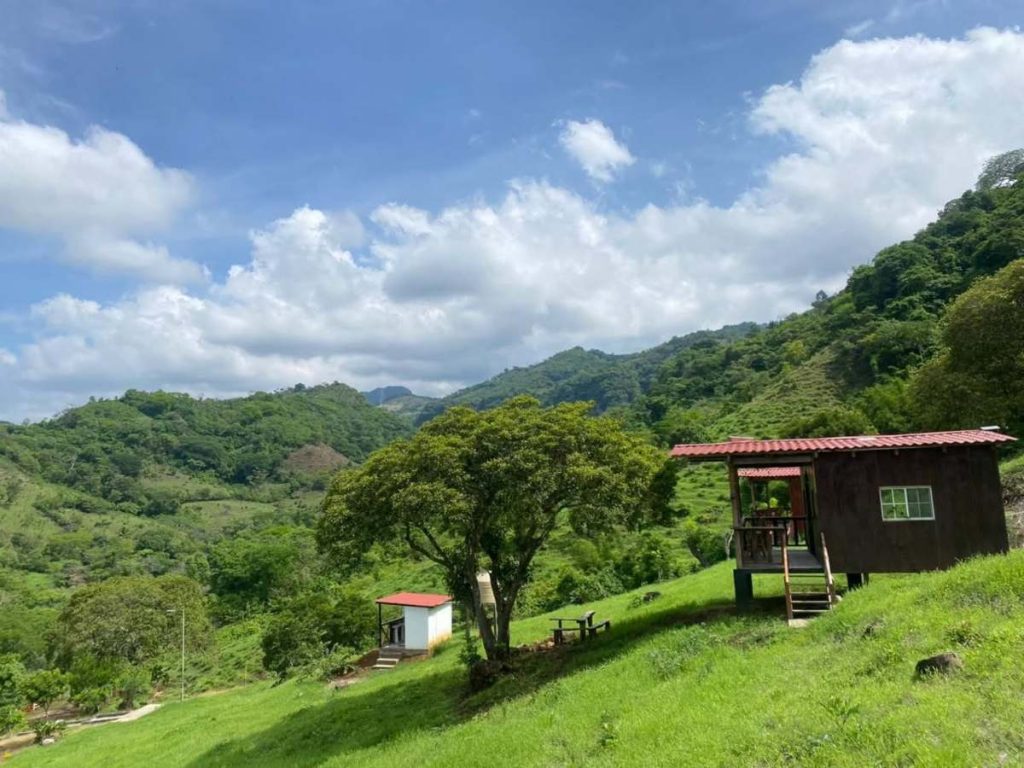 Memo’s Cabañas ofrece hospedaje desde $60 en un entorno rodeado de montañas y naturaleza en Tamanique.