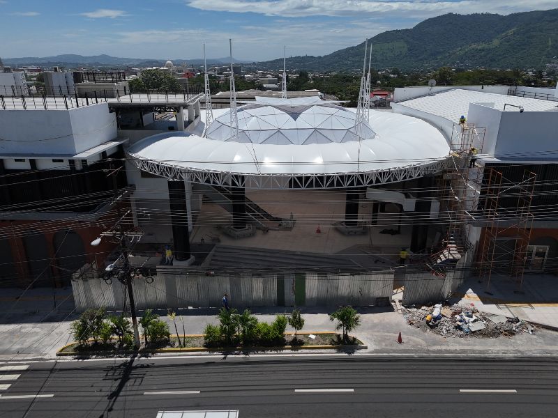 Desde el aire, el renovado Mercado Cuscatlán muestra los cambios realizados en su infraestructura antes de su reapertura prevista entre septiembre y octubre de 2026.