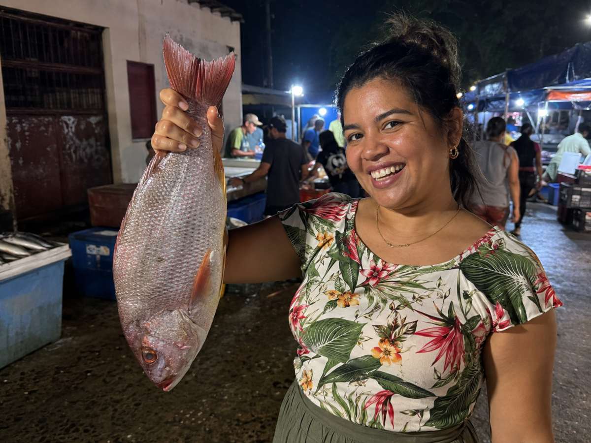 mercado nocturno de mariscos funciona en El Amate, sobre la carretera antigua a Zacatecoluca