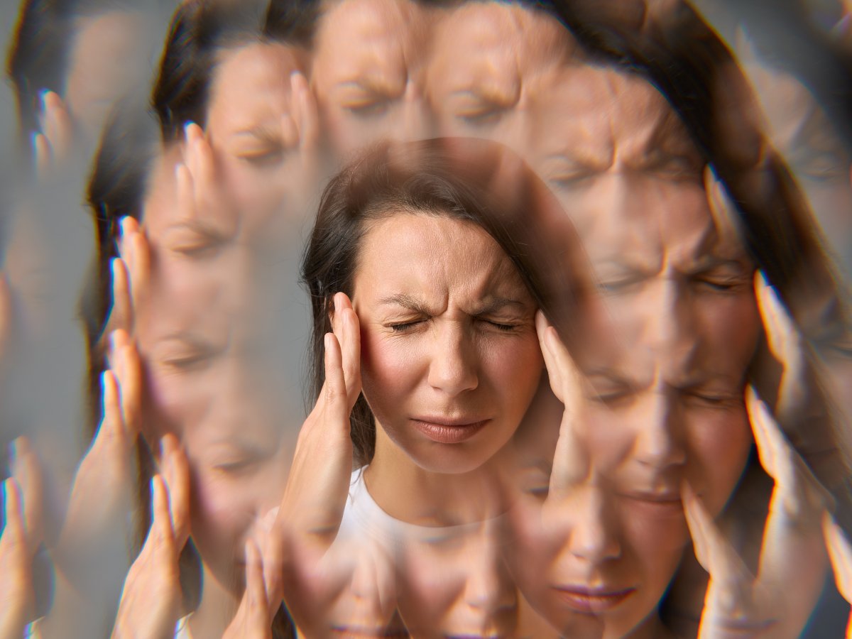 La migraña puede verse influida por hábitos cotidianos como pasar muchas horas sin comer, hidratarse poco, dormir mal o consumir cafeína de forma irregular.