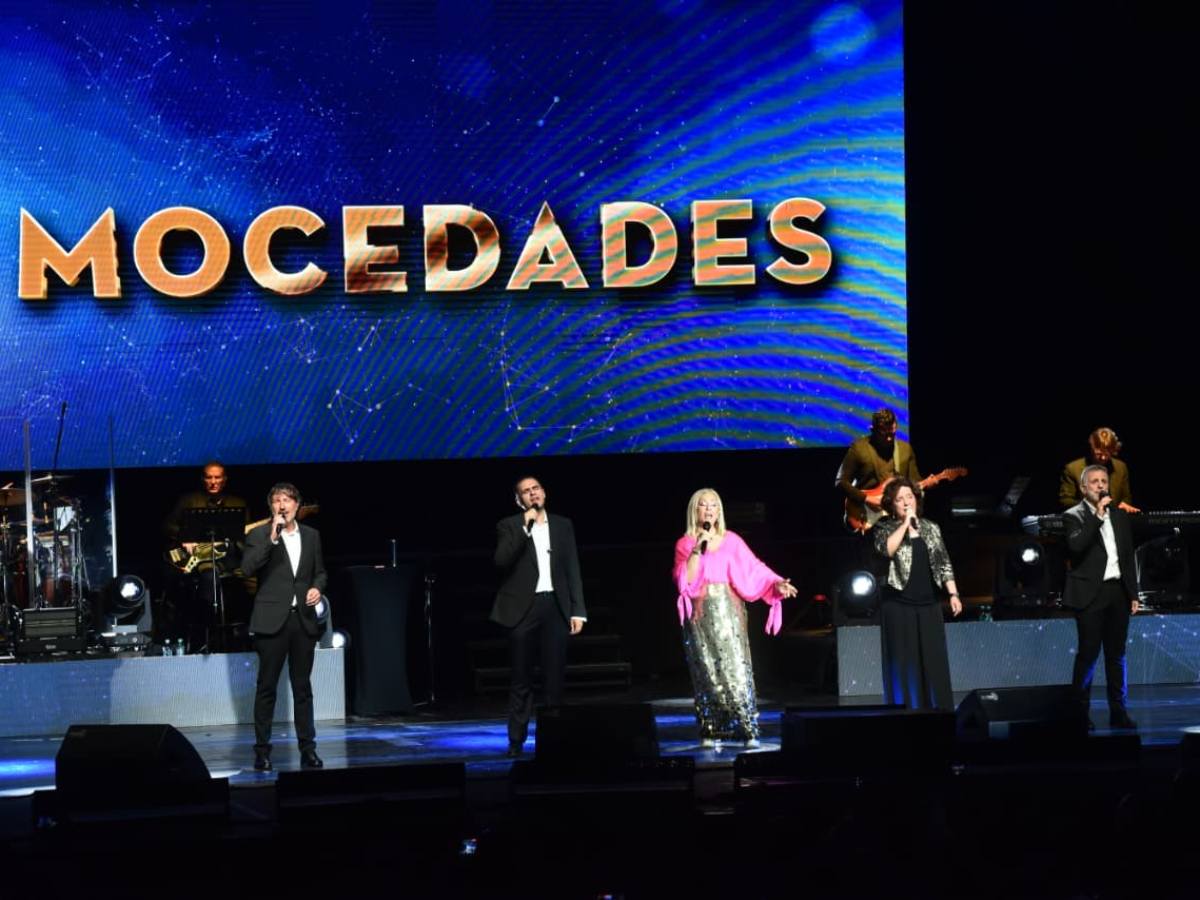 Mocedades llenó de nostalgia el Teatro Presidente con un recorrido por las canciones que han acompañado a varias generaciones.
