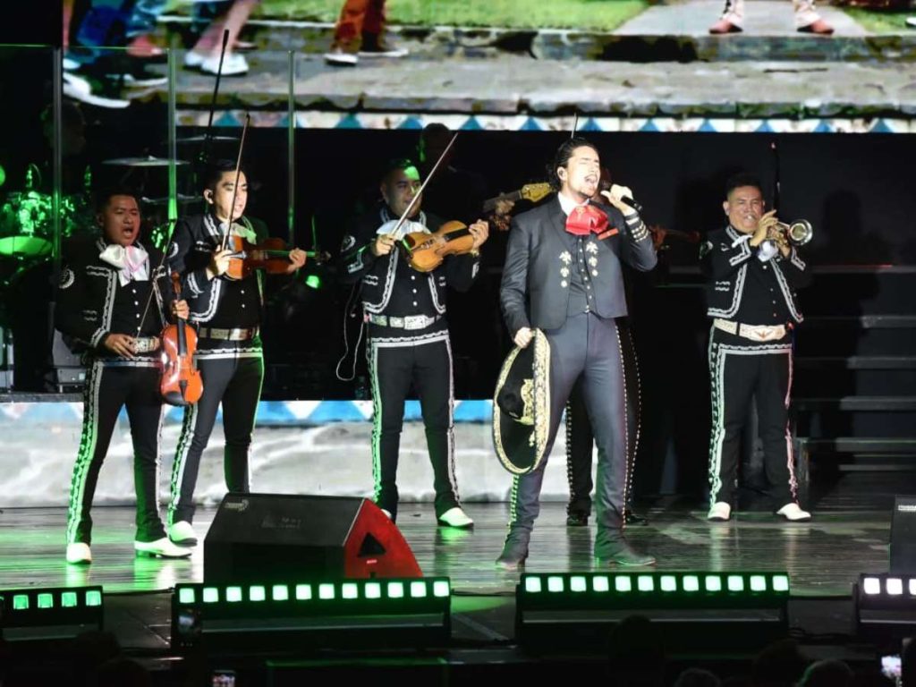 Alex Fernández, nieto de Vicente Fernández, abrió la velada y vivió su primera presentación ante el público salvadoreño.