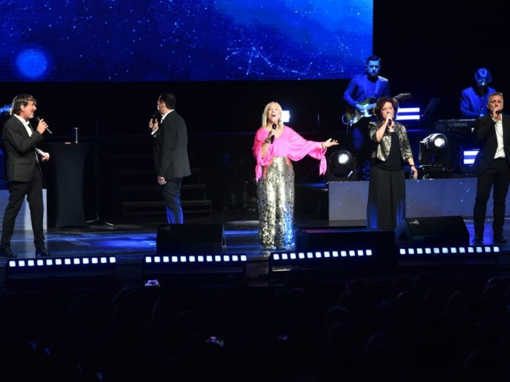 “Amor de hombre” puso el broche de oro a una velada en la que Mocedades hizo revivir memorias del ayer.