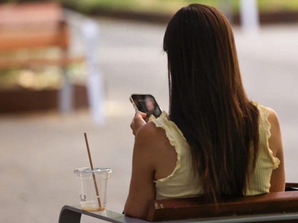 Las redes sociales pueden intensificar la comparación corporal y alimentar inseguridades cuando los adolescentes toman imágenes idealizadas como referencia.