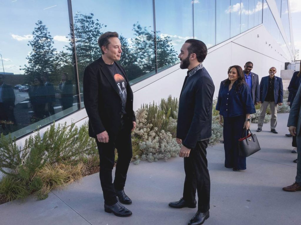 Elon Musk compartió una publicación sobre Grok y educación en El Salvador. Foto AFP