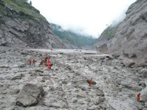 Rescatistas trabajan entre el barro y los escombros tras las inundaciones que golpearon varias zonas de Nepal. Foto / AFP