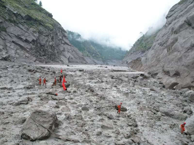 Rescatistas trabajan entre el barro y los escombros tras las inundaciones que golpearon varias zonas de Nepal. Foto / AFP
