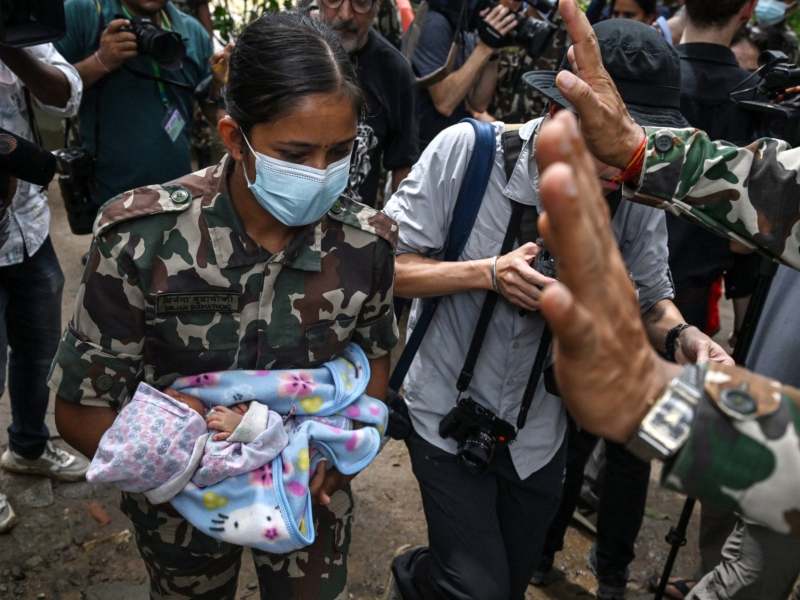 Equipos de emergencia continúan las labores de búsqueda y rescate en las áreas afectadas por las fuertes inundaciones en Nepal. Foto / AFP