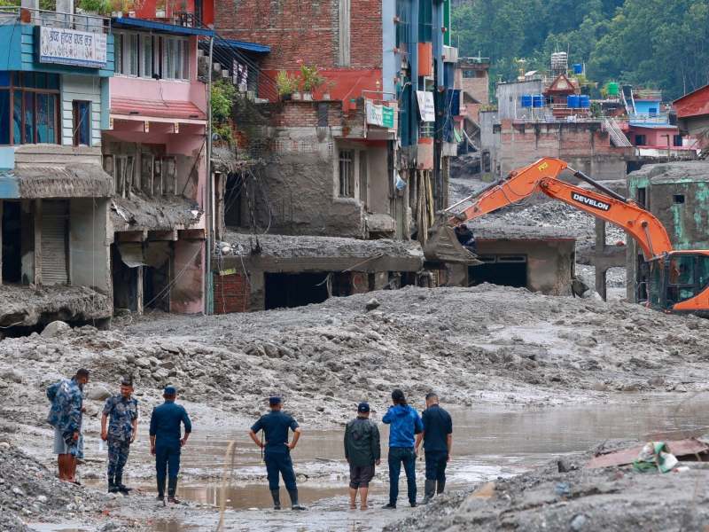 Las inundaciones dejaron viviendas e infraestructura destruidas, mientras continúan las operaciones para localizar a personas desaparecidas. Foto / AFP