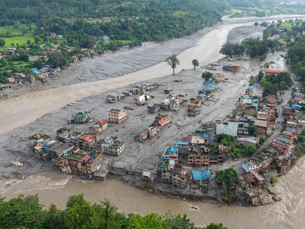 Una vista aérea muestra casas sumergidas en lodo tras las inundaciones repentinas en Devighat, municipio de Bidur, en el distrito de Nuwakot, Nepal, el 27 de agosto de 2026.