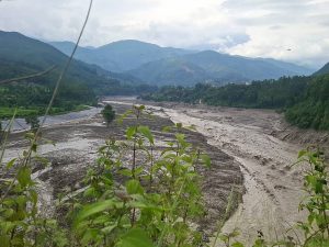 La gráfica muestra cómo un desprendimiento de glaciar habría provocado una masa de agua, lodo y sedimentos en la frontera con China.