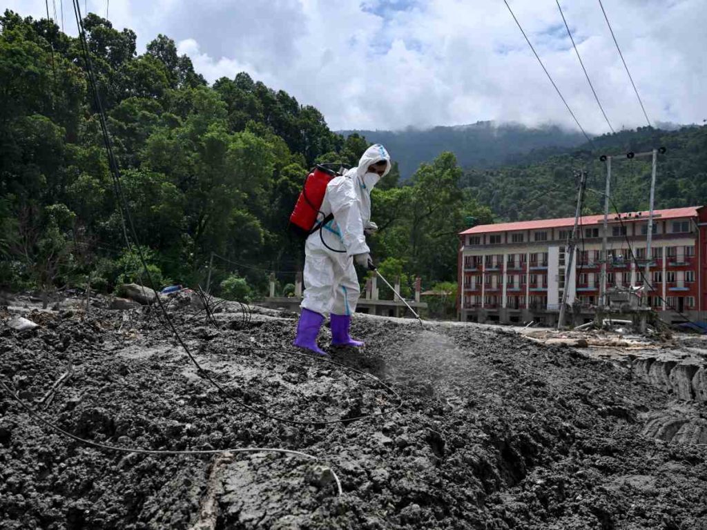 Un trabajador sanitario realiza tareas de desinfección en Nuwakot mientras Nepal enfrenta riesgos sanitarios tras las inundaciones.