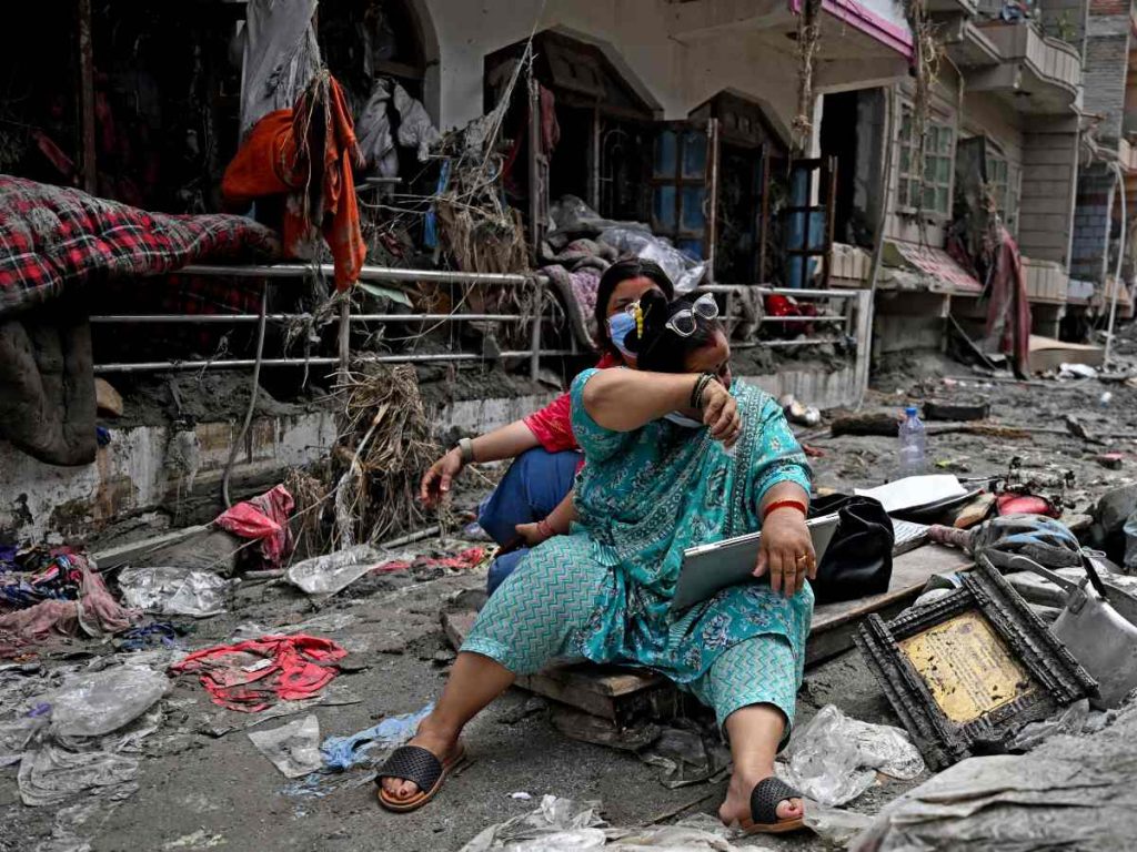 Familias en Nuwakot recuperan pertenencias entre los daños mientras Nepal continúa la búsqueda de miles de desaparecidos.