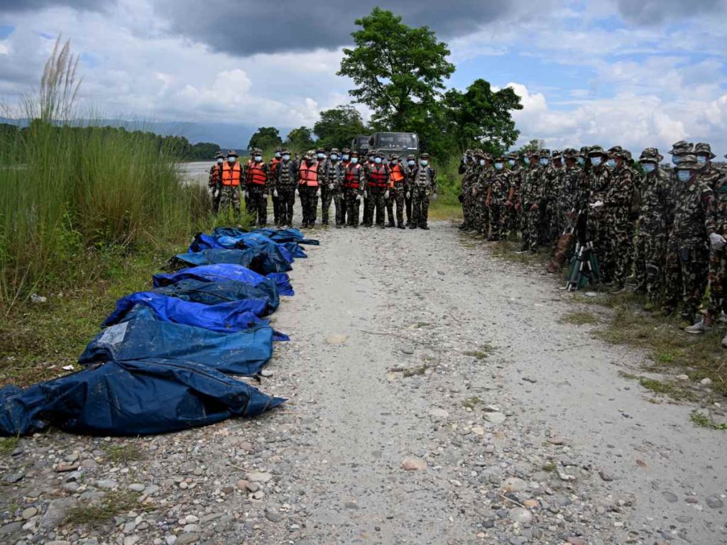 Personal del ejército nepalí participa en la recuperación de víctimas mientras continúan las operaciones de búsqueda tras las inundaciones.
