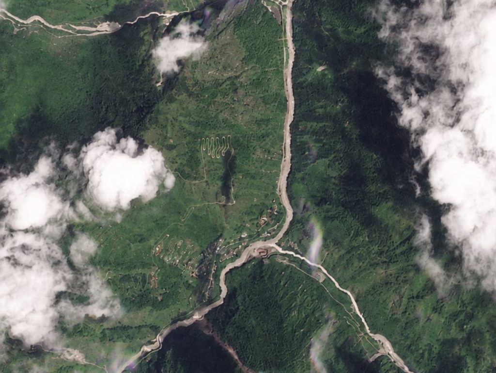 Imágenes de satélite de Planet Labs PBC, difundidas por el medio G1, muestran el antes  de la avalancha que golpeó la frontera entre Nepal y el Tíbet