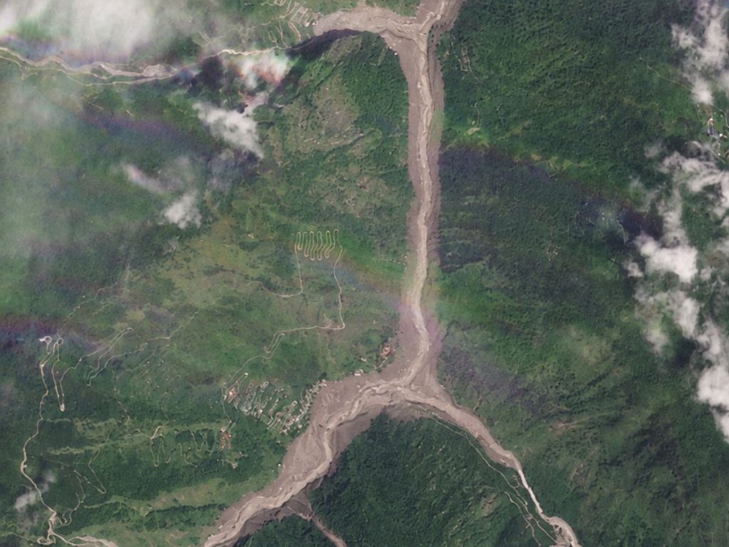 Satélite revela el antes y después de la mortal avalancha en Nepal