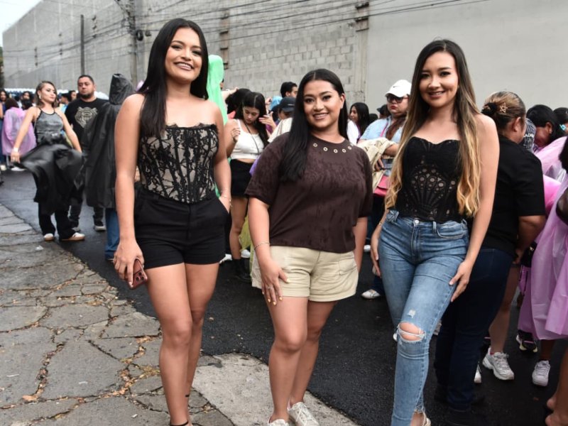 Neydi, María José y Jazmín esperan escuchar juntas la.cancion La Boda de Romeo Santos