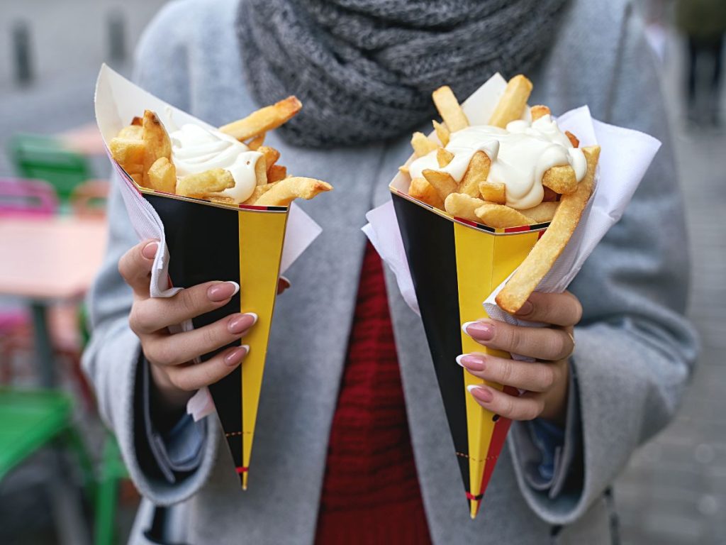 Las papas fritas son un símbolo gastronómico en Bélgica, donde su preparación tradicional destaca por la doble fritura y una textura crujiente.