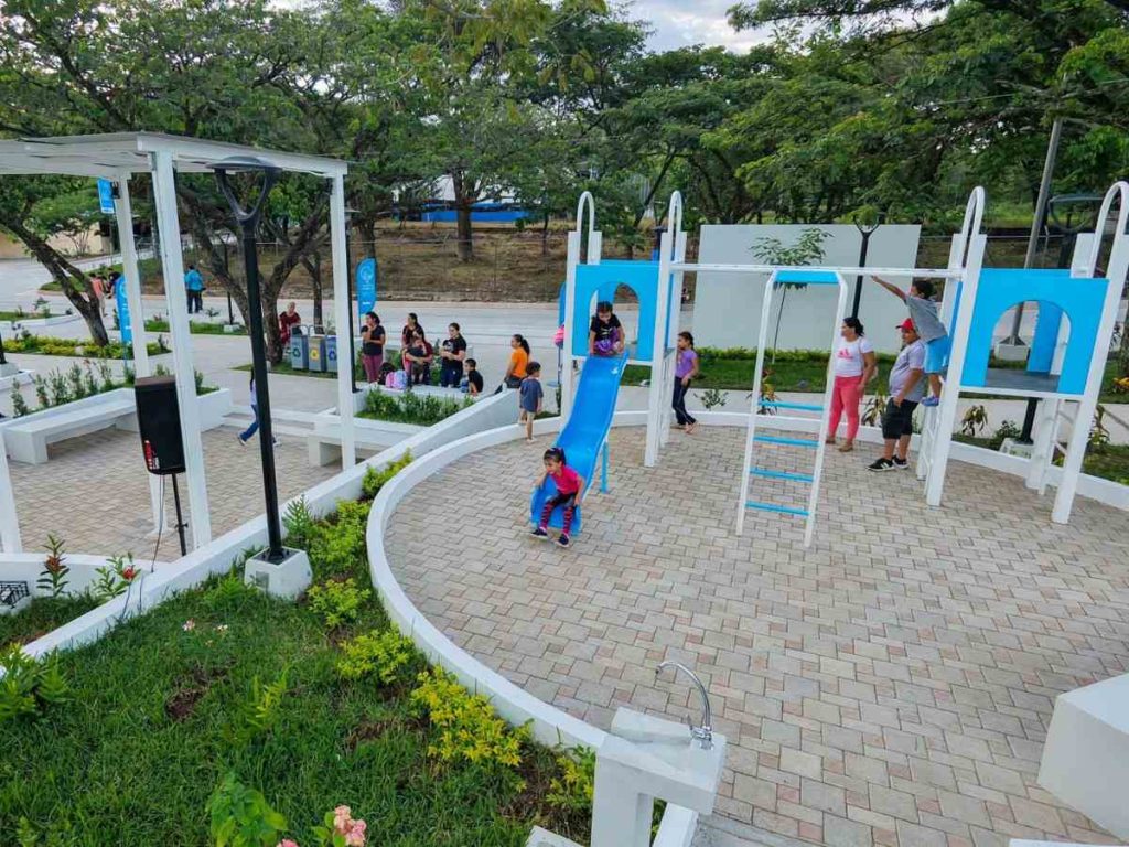 El parque de Los Amates cuenta con juegos infantiles y áreas diseñadas para la convivencia familiar.