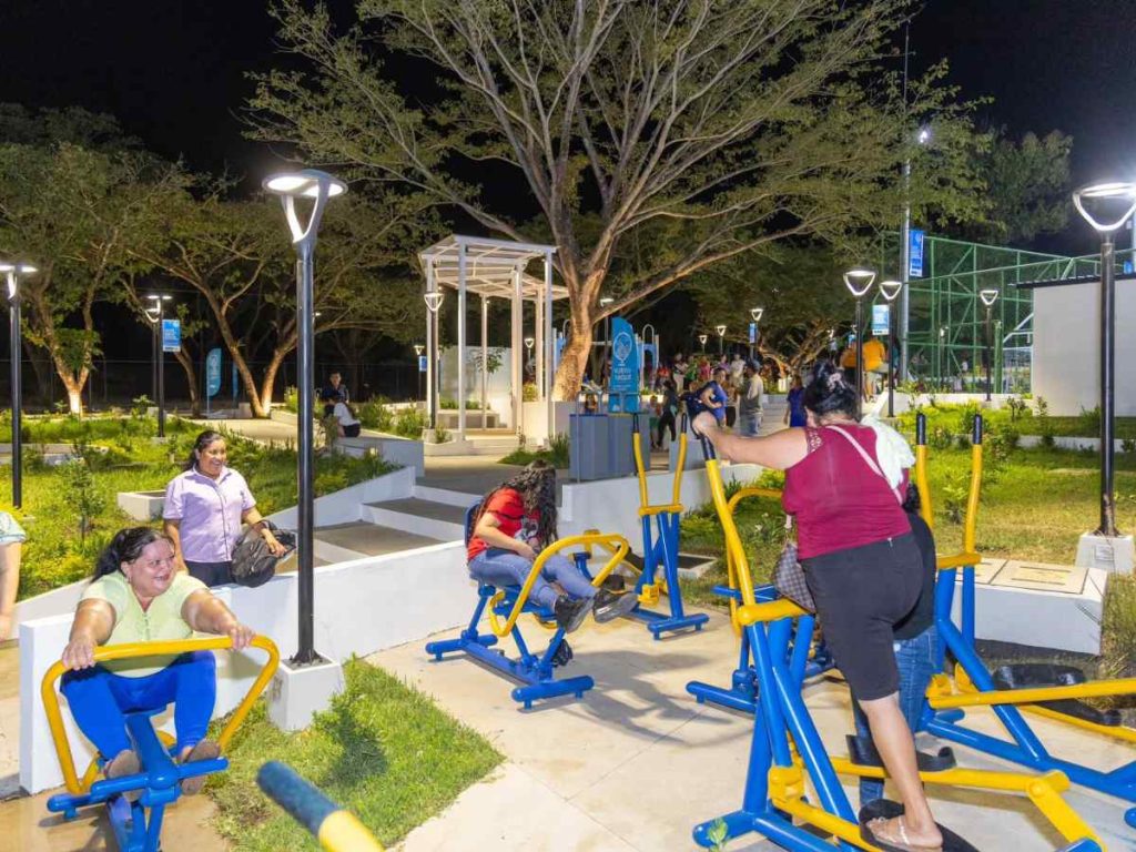 El parque también dispone de gimnasio al aire libre, senderos y zonas verdes para el uso de la comunidad.