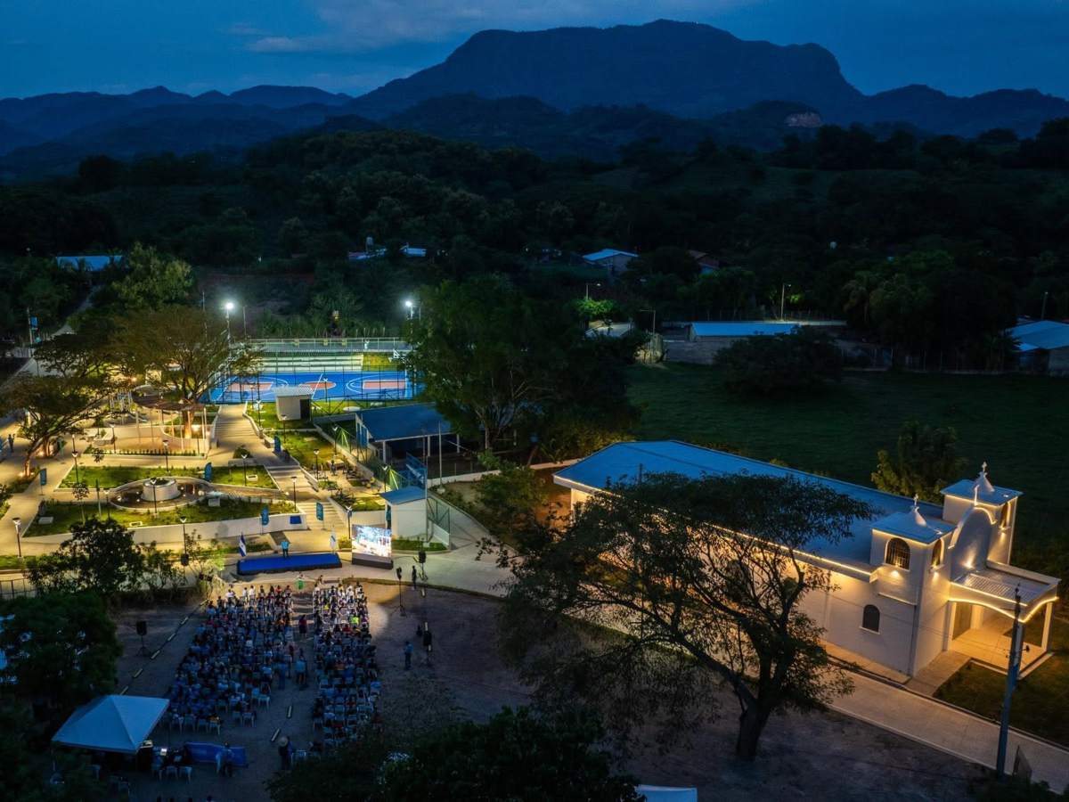 El nuevo espacio recreativo supera los 2,000 metros cuadrados e incorpora cancha multiusos e iluminación LED.