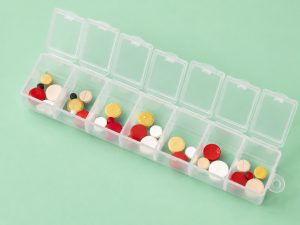 Un pastillero puede ayudar a organizar las dosis y evitar olvidos, pero no todos los medicamentos deben retirarse de su envase original.