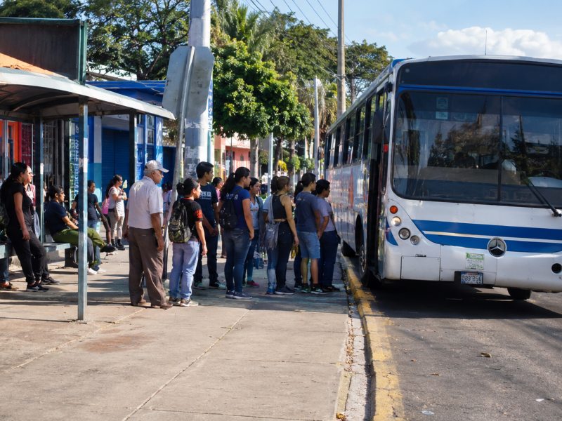 La normativa indica que los usuarios del transporte público deben esperar las unidades únicamente en paradas autorizadas.