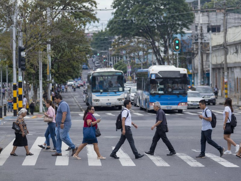 La ley salvadoreña reconoce el derecho de paso de los peatones, pero también exige respetar la señalización vial.
