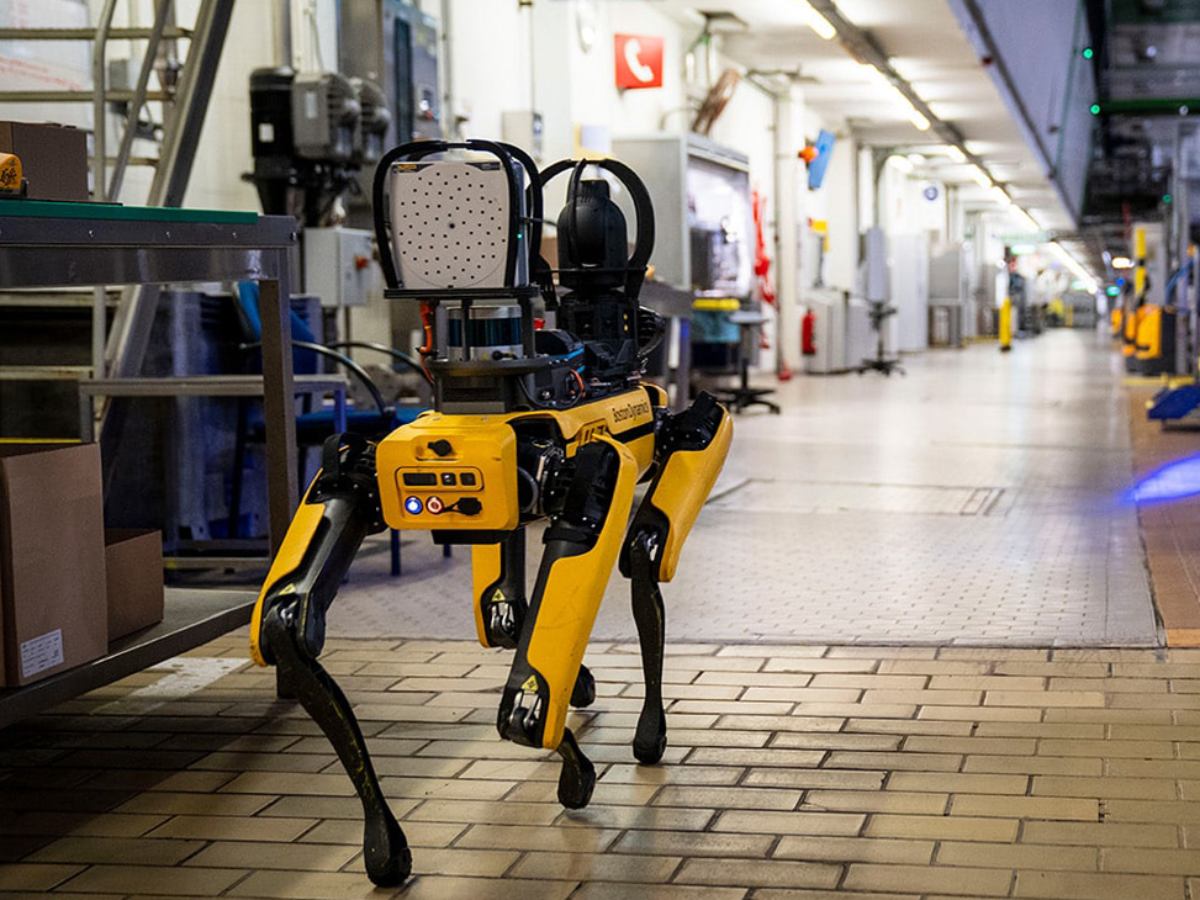 otografía cedida por Boston Dynamics que muestra un Spot, su robot perro móvil de más ágil.