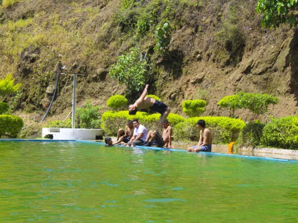 El Chorrerón es uno de los principales atractivos de Piscina Nejapa, una caída de agua de río ideal para escapar del calor.