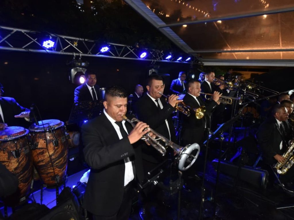 Platinum Orquesta puso ritmo a la celebración por los 40 años del hogar.