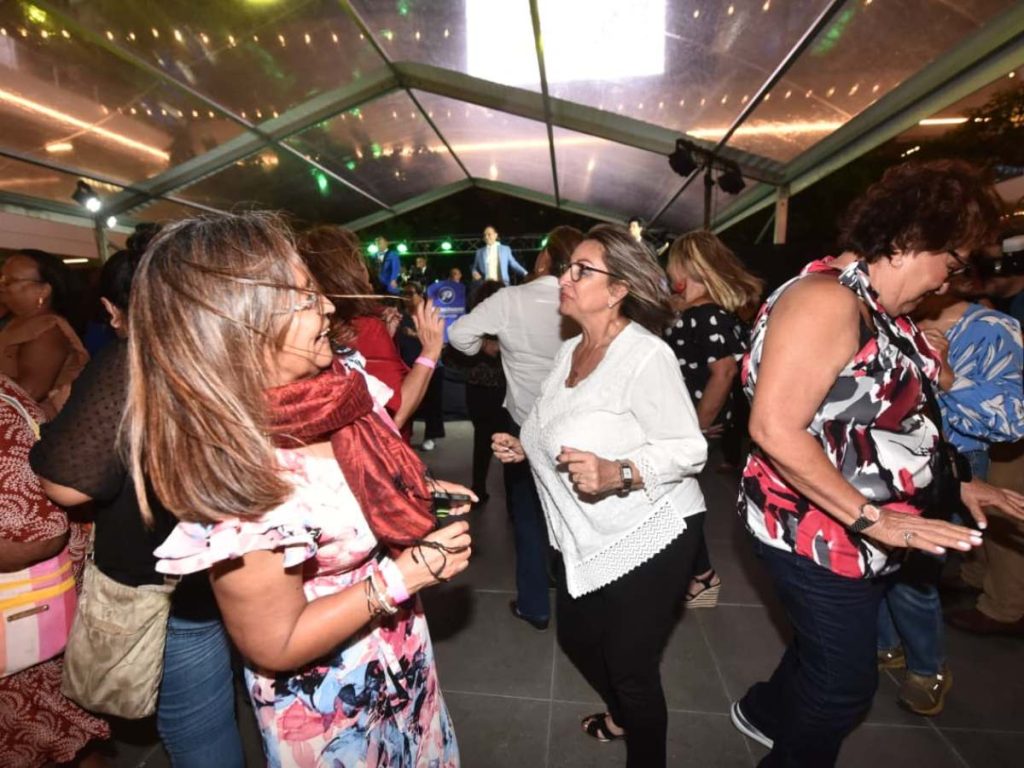 La pista de baile se mantuvo activa pese a la lluvia.