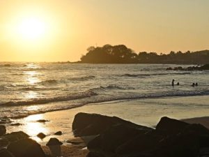 Playa El Flor, en Sonsonate, destaca por su arena dorada, formaciones rocosas y paisajes frente al océano Pacífico.