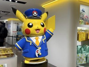 Una tienda oficial de Pokémon en Tokio reúne productos de la franquicia, que celebra 30 años desde el nacimiento de sus primeros “monstruos de bolsillo”.