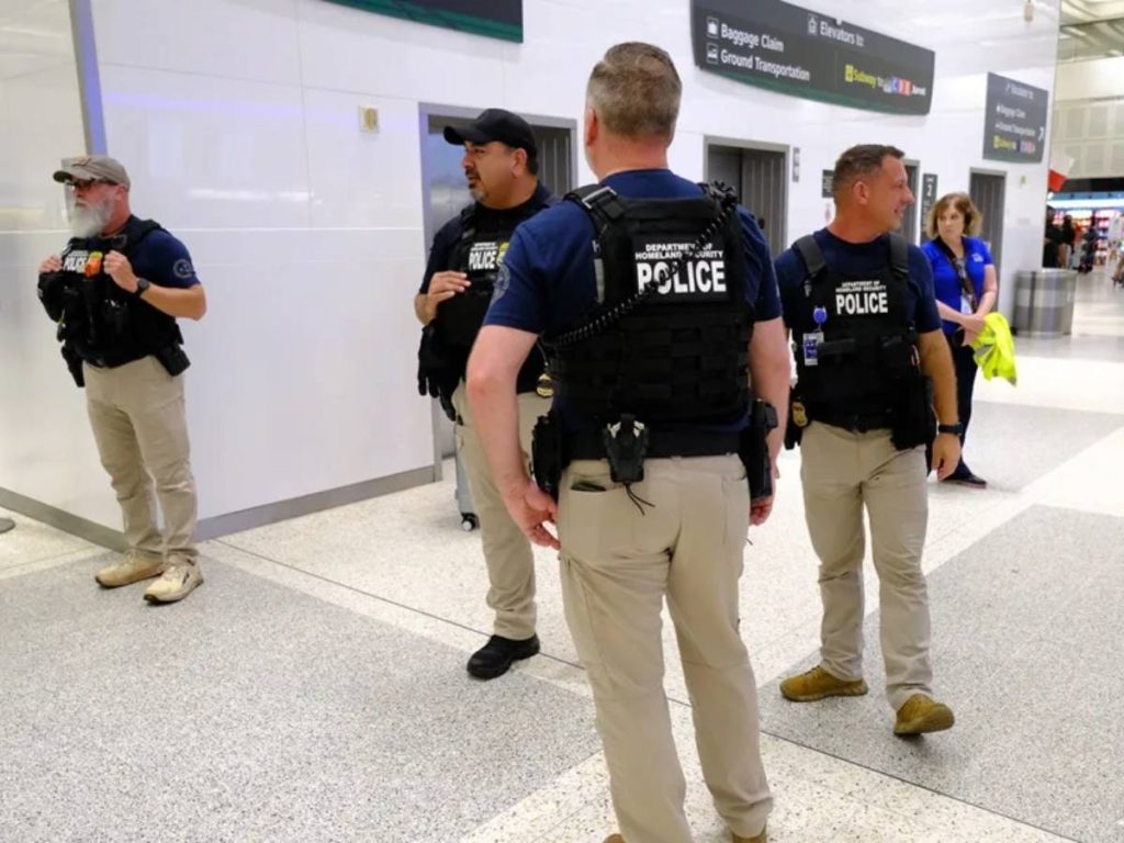 Fotografía de archivo de integrantes del Departamento de Seguridad Nacional (DHS), en el Aeropuerto Intercontinental George Bush en Houston (EE.UU).