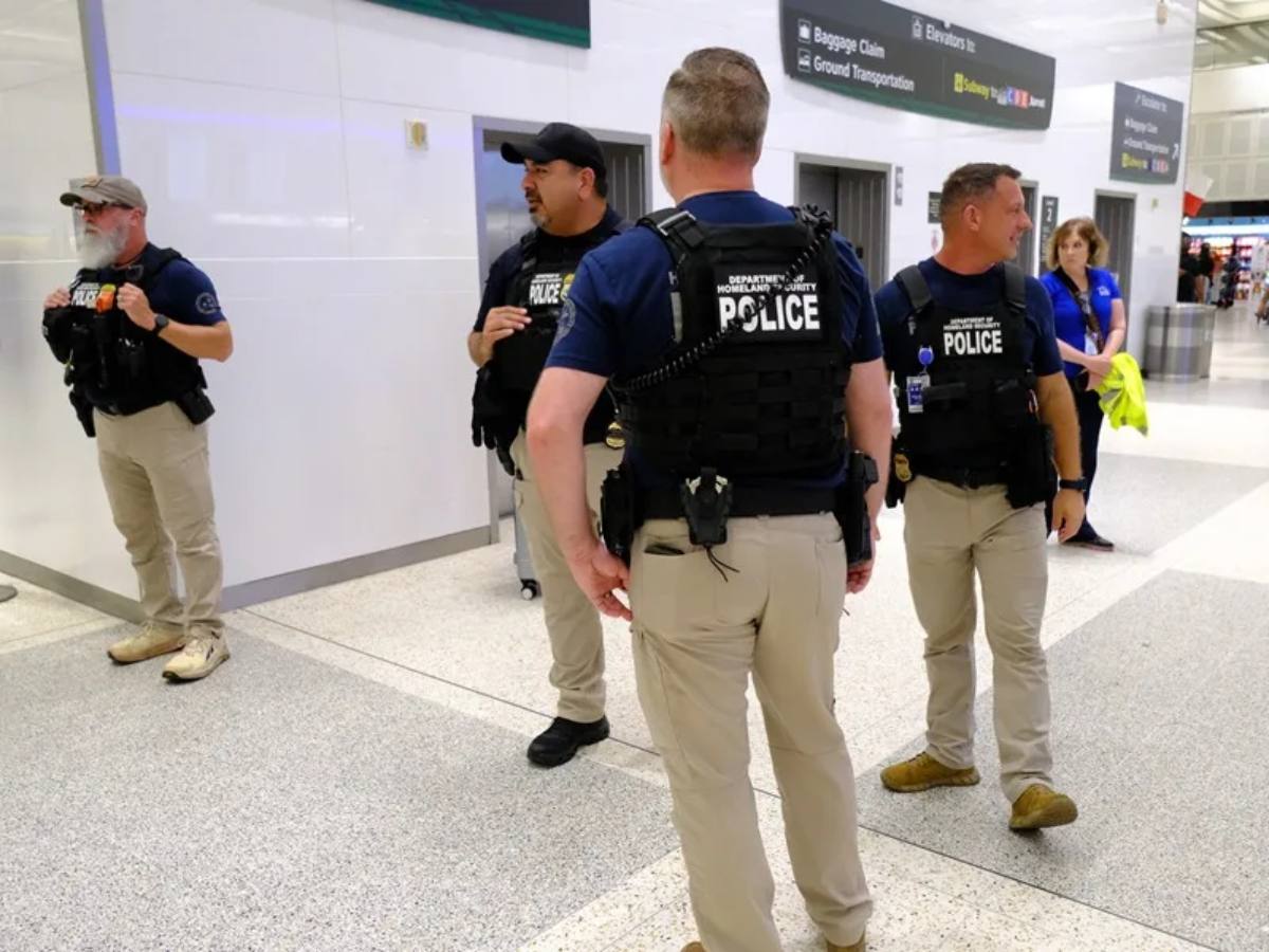 Fotografía de archivo de integrantes del Departamento de Seguridad Nacional (DHS), en el Aeropuerto Intercontinental George Bush en Houston (EE.UU).