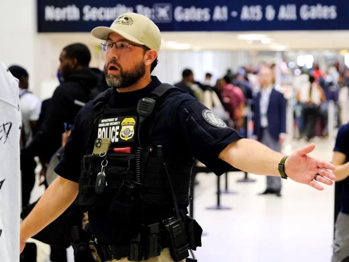 Fotografía de archivo de un integrante del Departamento de Seguridad Nacional (DHS), en el Aeropuerto Intercontinental George Bush en Houston (EE.UU.).