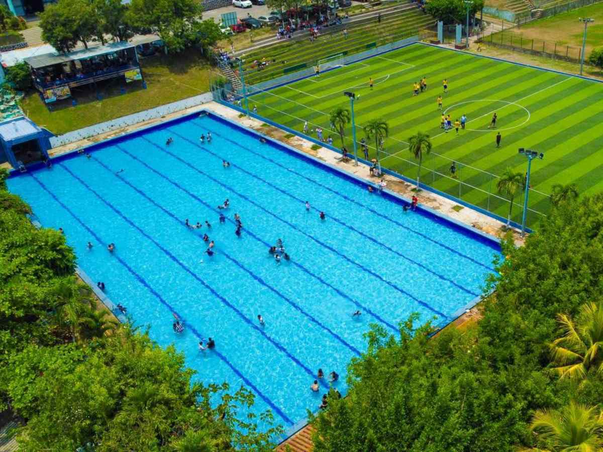 A pocos kilómetros de San Salvador, este complejo recreativo combina diversión acuática, deporte, naturaleza y opciones de comida para pasar el día.
