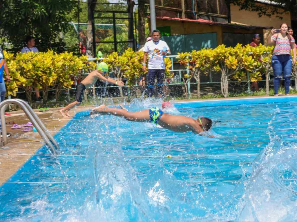 Las piscinas son uno de los principales atractivos del Polideportivo de Nejapa, un espacio pensado para chicos y grandes.