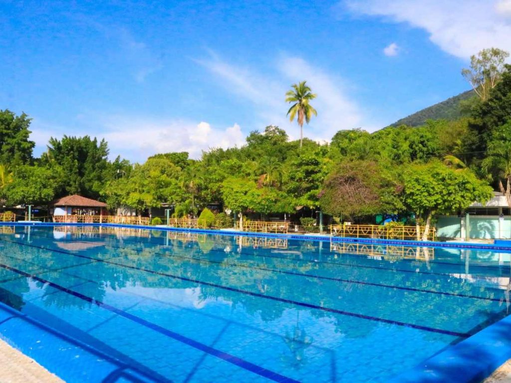 Toboganes, áreas deportivas y espacios al aire libre completan la oferta recreativa de este destino en San Salvador Oeste.