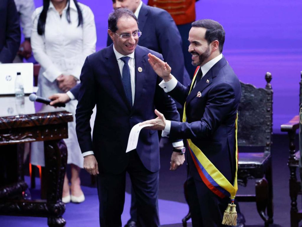 El nuevo presidente de Colombia, Abelardo de la Espriella, recibió la banda presidencial durante el acto de investidura realizado en la Arena USC, en Cali. Foto/