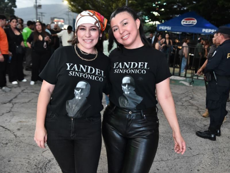 Judith y Reina viajaron desde Sonsonate para disfrutar juntas del concierto y esperan escuchar “Nunca me olvides”.