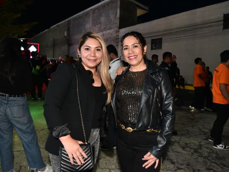 Katy y Jeaneth llegaron juntas a “Yandel Sinfónico” para continuar con la celebración del precumple de Jeaneth.