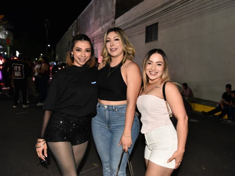 Génesis Aguilera, Jennifer García y Katherine Mejía llegaron juntas y prepararon sus outfits especialmente para “Yandel Sinfónico”.