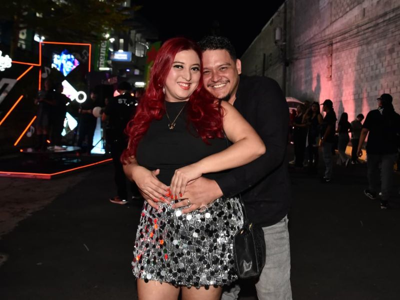 Miguel y Fátima celebran 13 años de matrimonio disfrutando juntos de “Yandel Sinfónico” en el Estadio Cuscatlán.