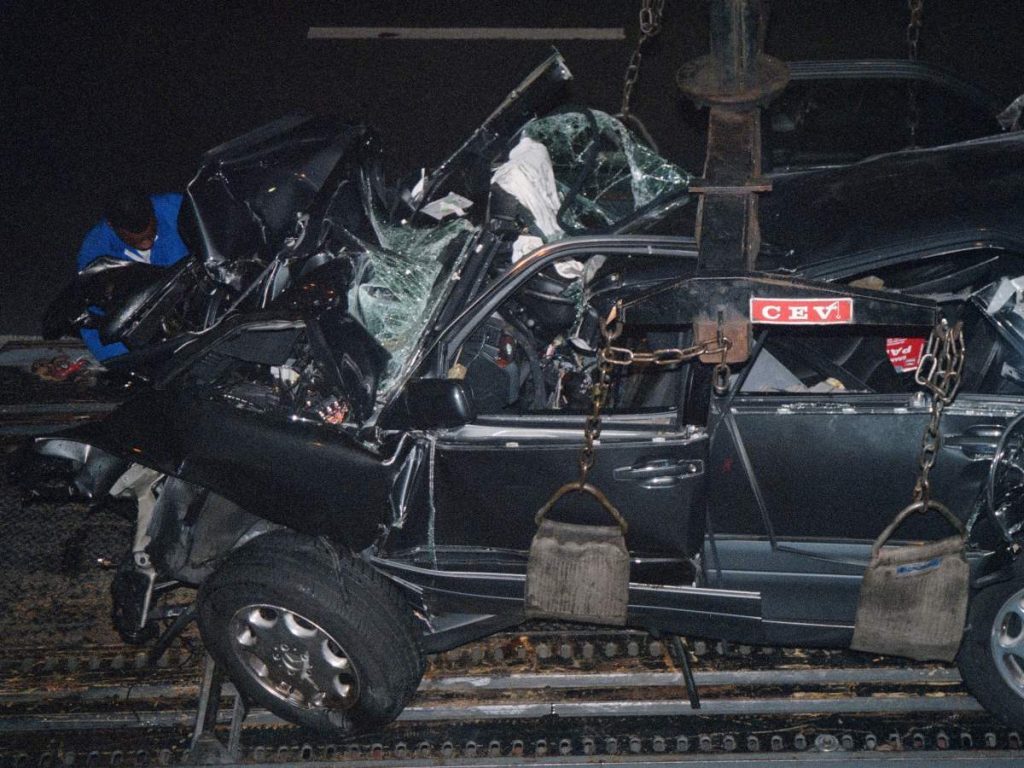 Los restos del coche de la princesa Diana están siendo cargados en un camión el 31 de agosto de 1997 en el túnel del Alma, en París, tras el fatal accidente que le costó la vida, así como la de su acompañante Dodi Fayed y su chófer Henri Paul, quienes intentaban escapar de los paparazzi.