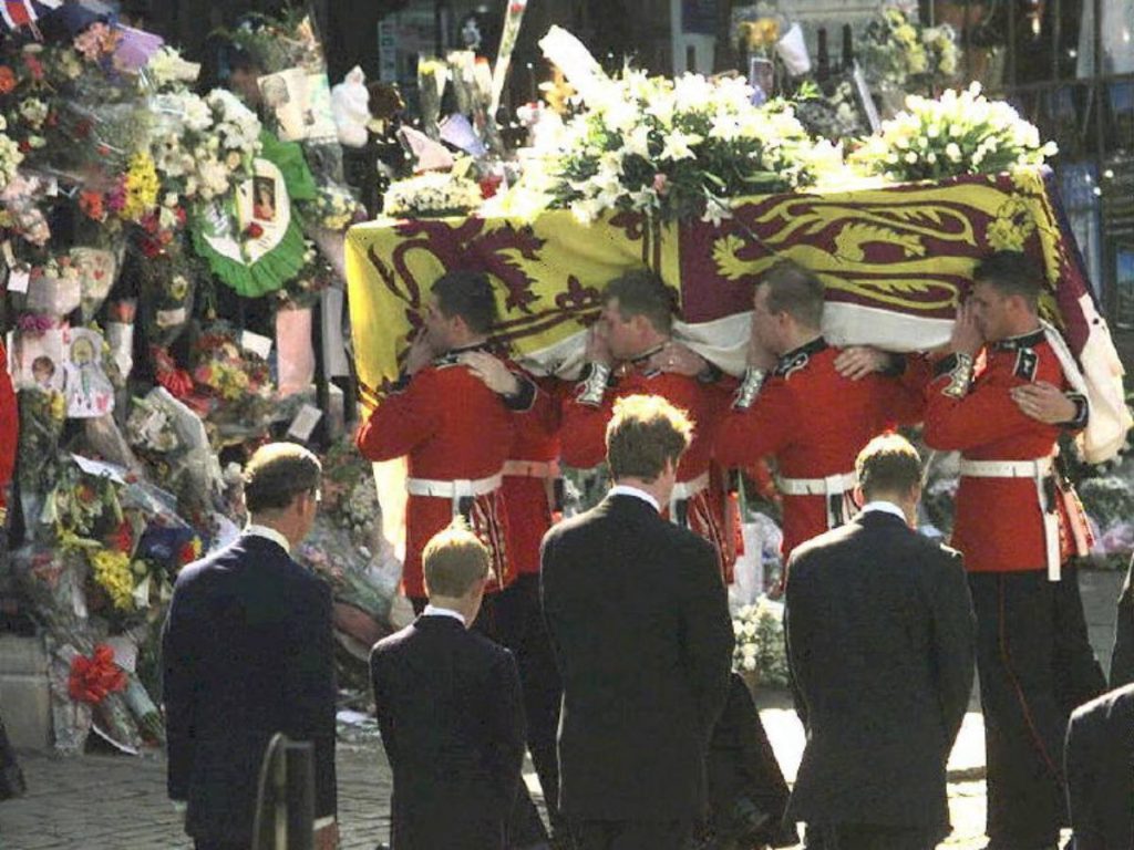 El féretro con el cuerpo de la princesa Diana es llevado a la Abadía de Westminster el 6 de septiembre en Londres. De espaldas a la cámara, en primer plano, de izquierda a derecha: el príncipe Carlos, el príncipe Harry, el conde Spencer y el príncipe Guillermo, hermano de la princesa Diana. La princesa Diana falleció en un accidente automovilístico en París el 31 de agosto. (Foto AP/Ian Waldie/POOL) (Foto de AP/POOL/AFP)